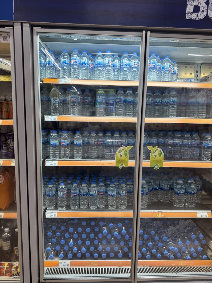 mnacgg's tweet photo. Migroslarda 500ml lik 19,9₺ olan su dolaba konuyor,  6,90 lık su dolaba konmuyor. Buna kimse dur demeyecek mi gerçekten? @ticaret https://t.co/0wk2YhhFOa