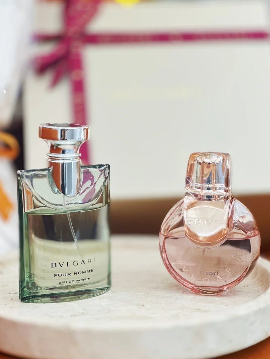 Moneenis's tweet photo. In my left hand lies the clean and crisp Darjeeling tea, while in my right, the gentle and vibrant Omnia Crystal. One strong, one soft, their romantic harmony is hidden within their intertwined aromas. https://t.co/BEnToqRwFi