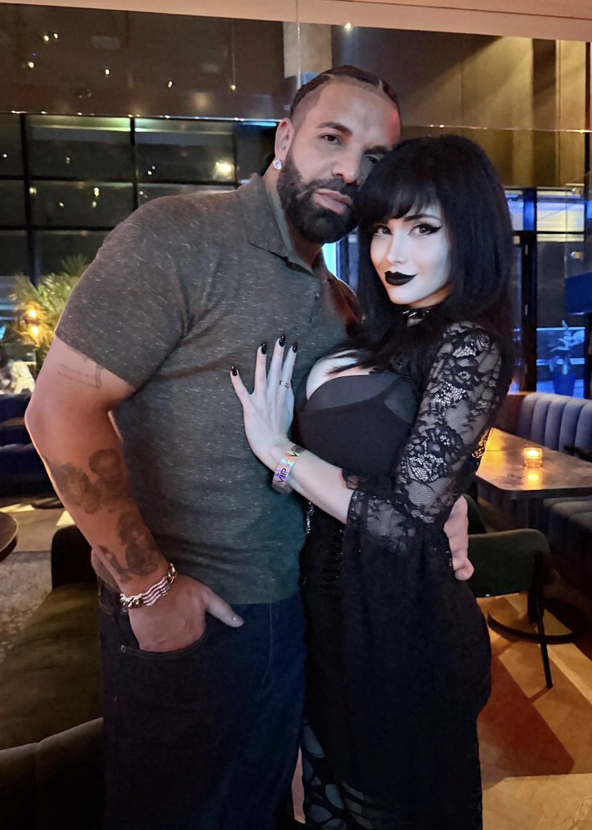 Rap's tweet photo. Drake finally found his goth baddie‼️😭 https://t.co/kjWHfSM9et
