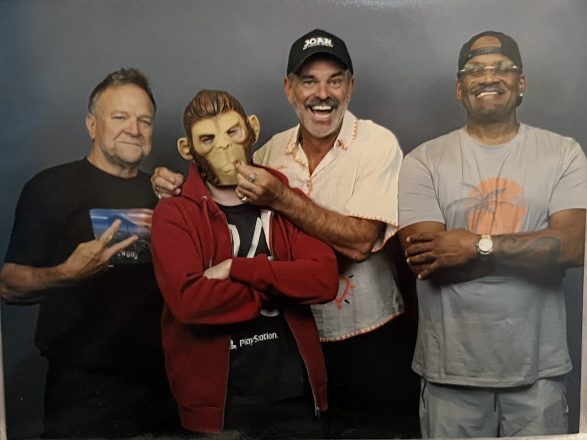 Pavilion_Falkon's tweet photo. 08/08/26
After a grand day at @comconwales I made it a mission to get a photo each with the cast of #GTAV
Using 4 #cosplay in one day as @VanossGaming @I_AM_WILDCAT @DaithiDeNogla and @LuiCalibre https://t.co/G9P3WSXCFW