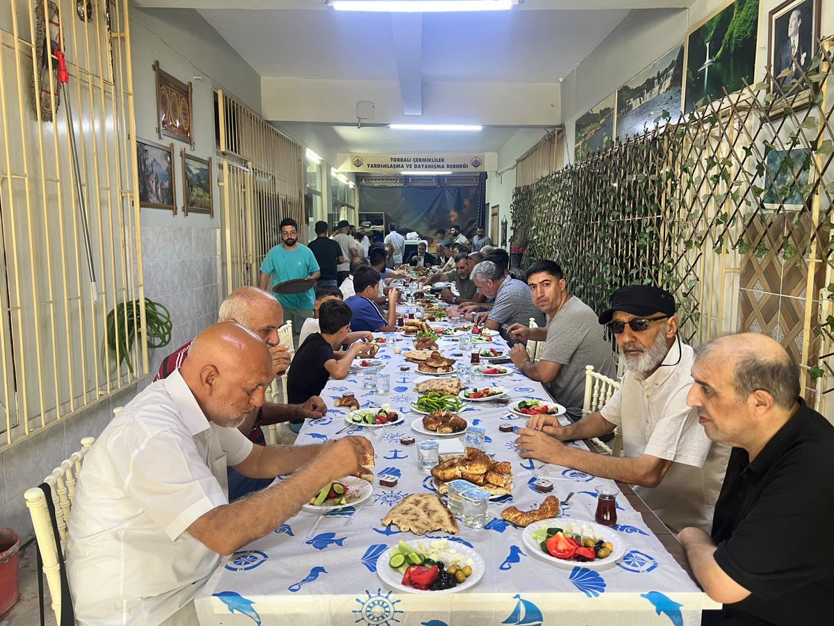 HudaParizmir's tweet photo. Genel Sekreterimiz Sayın M. Hüseyin Yılmaz, Torbalı İlçe Teşkilatımızın organize ettiği kahvaltı programında esnaflarımızla bir araya geldi. Esnaflarımızın sorun ve taleplerini dinledi, güncel konular hakkında bilgilendirmede bulundu. https://t.co/5dFHodZNeZ