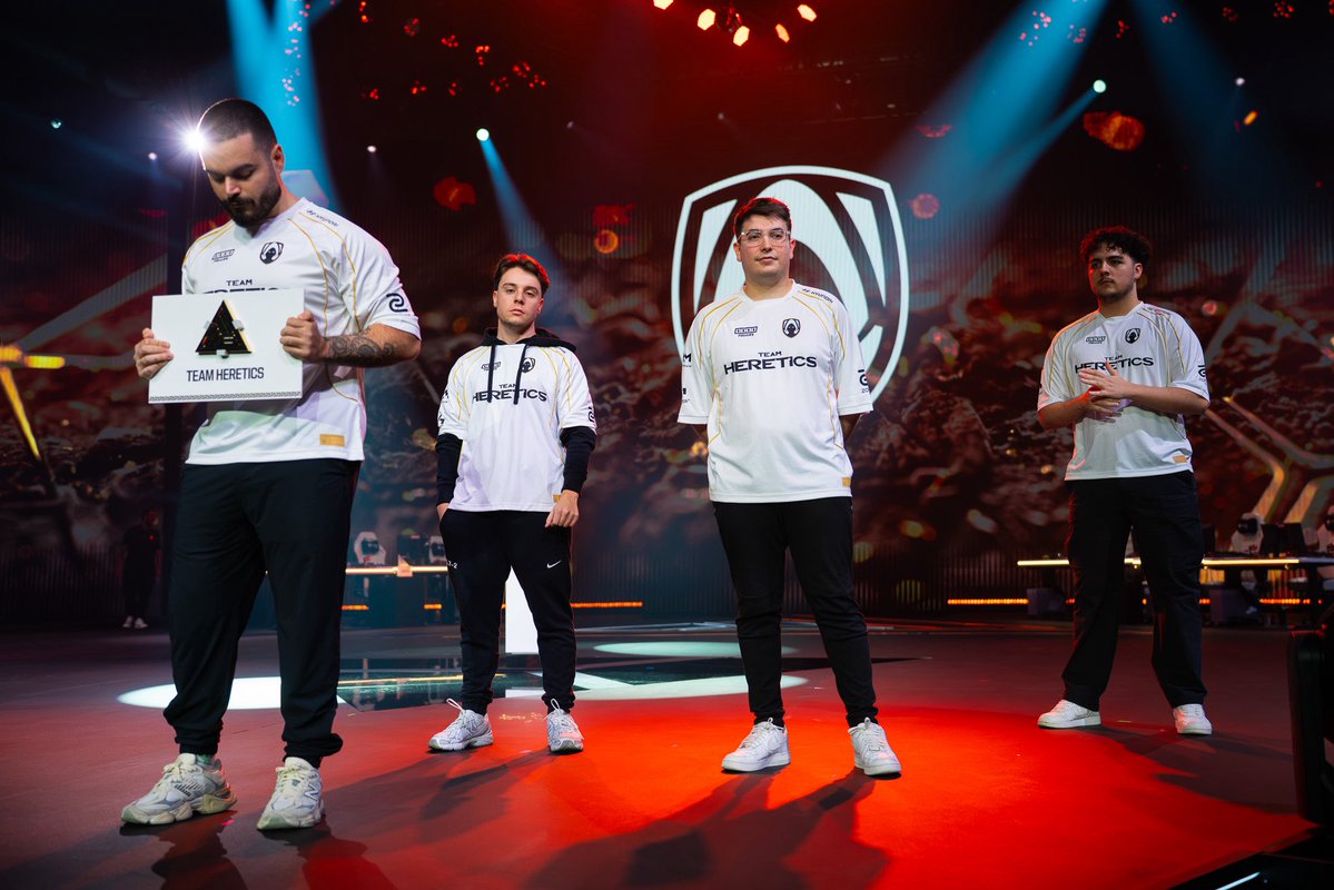 TeamHeretics's tweet photo. Nacimos con un grupo de 4 españoles ganando una Final Cup de Call of Duty.

Hoy, 10 años después, estamos en una Final del Mundo de Call of Duty con cuatro españoles representándonos.

Qué orgullo 🤍

#VamosHeretics | #EWC26 https://t.co/5SM2XMfs5w