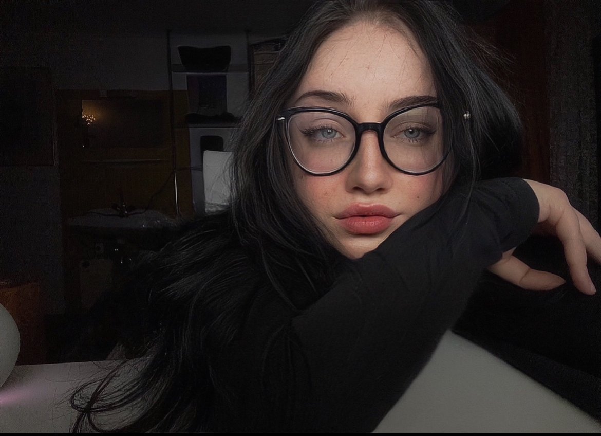 nerfmepapi's tweet photo. #promotwtㅤ 
- 24, serbian/english, she/her
- league (jgl main), val
- death note, tokyo ghoul, code geass 
- anime, manga, horror &amp; pyschology obsessed
- i have a cat named vodka!
- mentally challenged 

♡/↻ appreciated! 
#moothunt #leaguetwt #loltwt #valtwt #gamingtwt #anitwt https://t.co/zrp5n06j8I