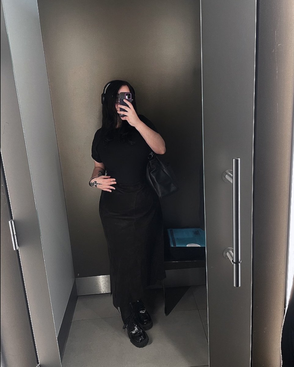 nerfmepapi's tweet photo. #promotwtㅤ 
- 24, serbian/english, she/her
- league (jgl main), val
- death note, tokyo ghoul, code geass 
- anime, manga, horror &amp; pyschology obsessed
- i have a cat named vodka!
- mentally challenged 

♡/↻ appreciated! 
#moothunt #leaguetwt #loltwt #valtwt #gamingtwt #anitwt https://t.co/zrp5n06j8I