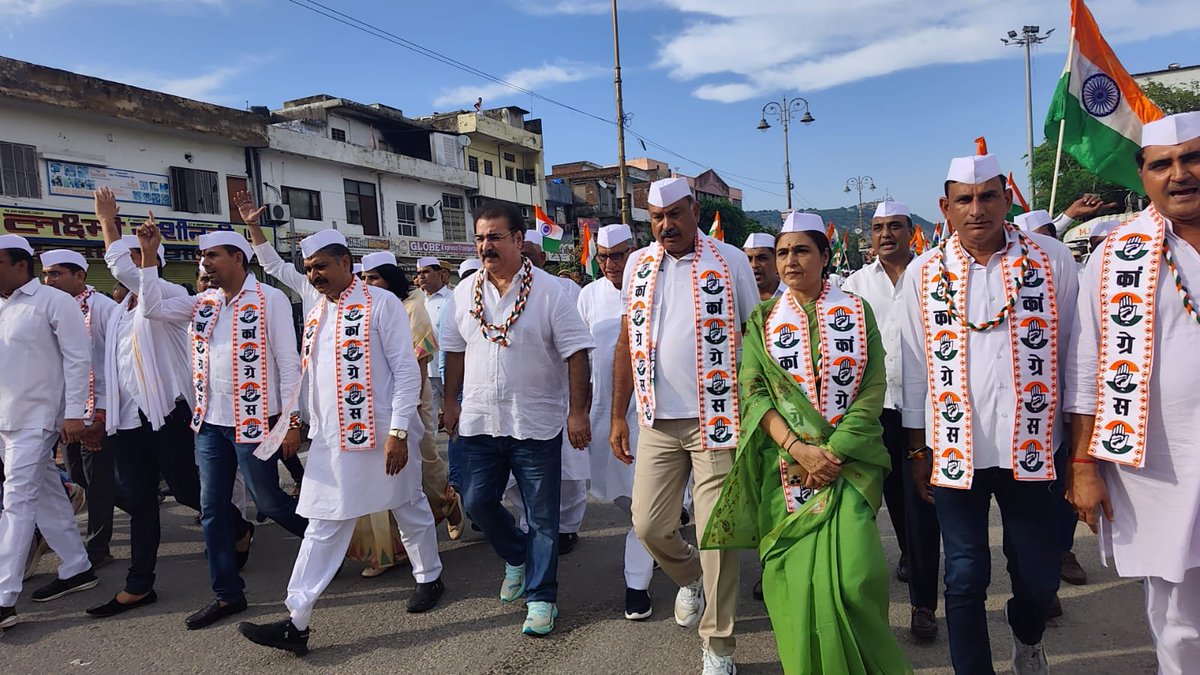 DrArchanaINC's tweet photo. 🇮🇳 लोकतंत्र बचाओ तिरंगा यात्रा

आज कांग्रेस सेवादल द्वारा ‘अगस्त क्रांति दिवस’ के अवसर पर प्रदेश कांग्रेस मुख्यालय, जयपुर से शहीद स्मारक तक आयोजित तिरंगा यात्रा में शामिल हुई।

सेवादल प्रदेशाध्यक्ष हेम सिंह शेखावत जी द्वारा आदरणीय श्री टीकाराम जूली जी को तिरंगा सौंपकर यात्रा का शुभारंभ किया गया। शहीद स्मारक पर अमर शहीदों को श्रद्धांजलि अर्पित की।

जय हिन्द 🇮🇳

#लोकतंत्र_बचाओ_तिरंगा_यात्रा