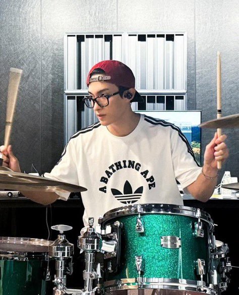 minsolaria's tweet photo. i yearn for drummer dokyeom fuck i miss you https://t.co/tKcI4muelV
