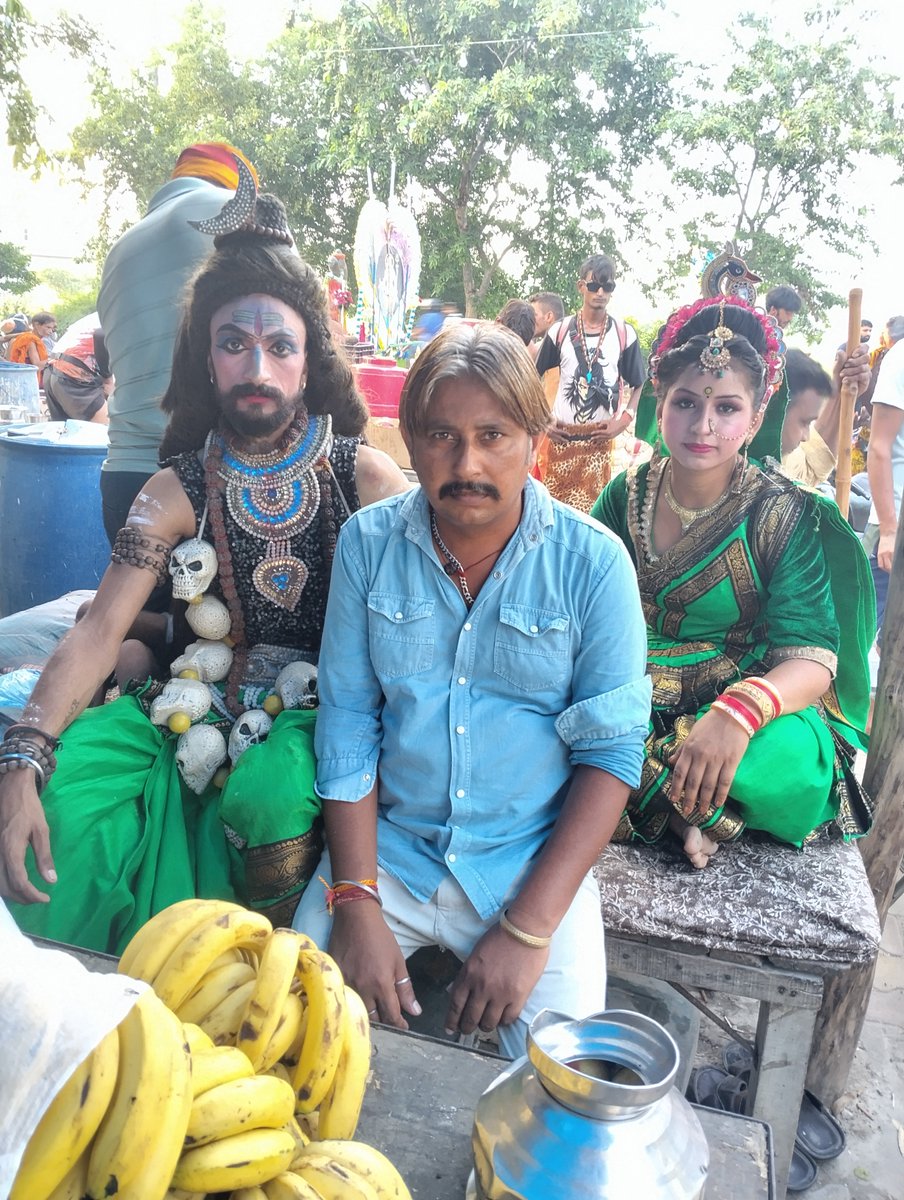 Sandeep18403156's tweet photo. I also took a photo with Bhola Bholi and took blessings from both of them. He is a human being but whatever form you take, you will get a glimpse of that in that, for this you can become a good person. https://t.co/jPnM5EMRMS