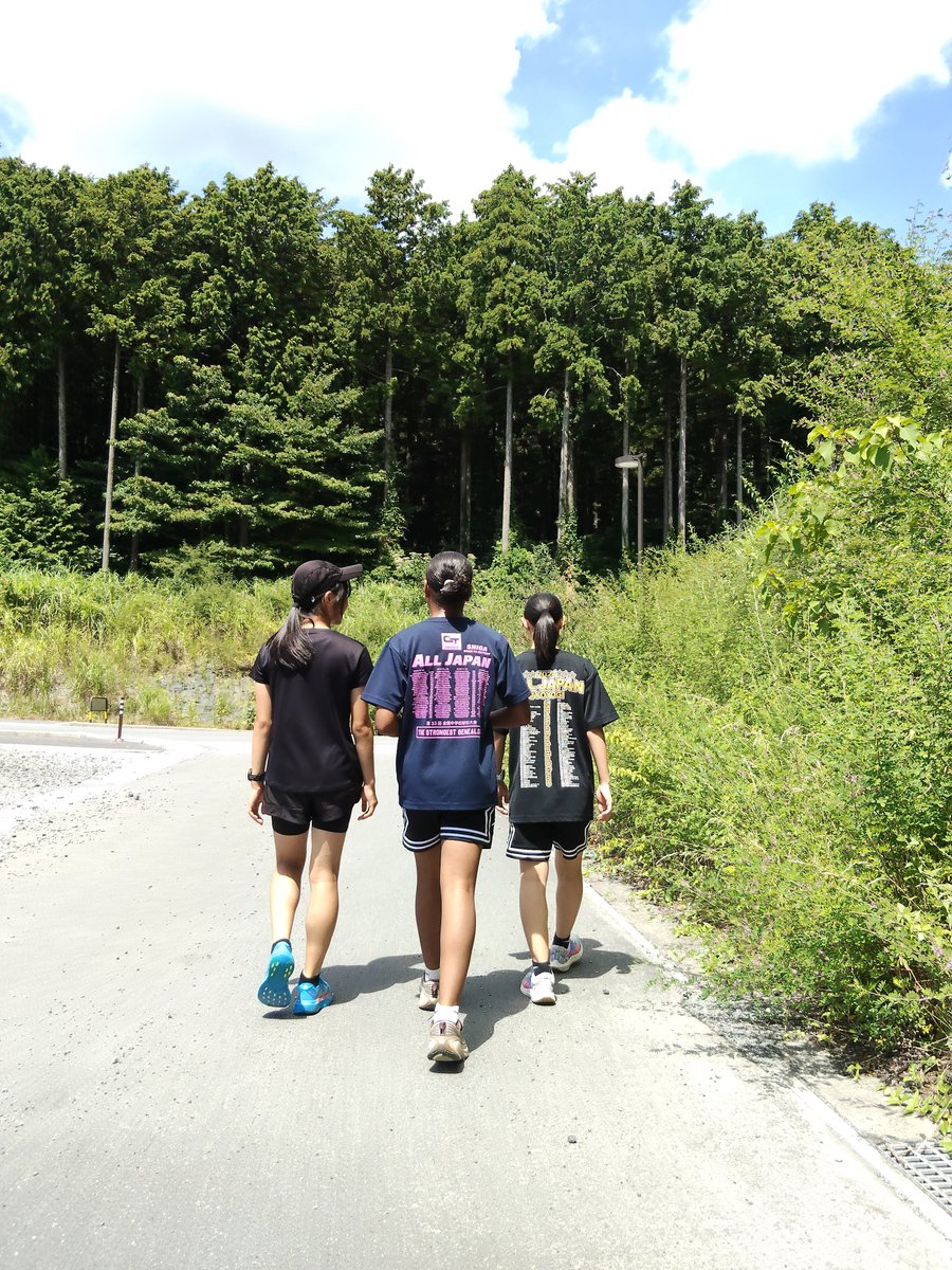 running_smash's tweet photo. SMASH夏の合同合宿🗻🏃
静岡県裾野市にて巡高地の恵まれた環境を活かした一泊二日の中学生合宿を開催��ました!!🌞

Rapport AC
元箱根ランナーの渡邊晶紀さんが指導🗻
富士市を中心に少数精鋭で一人一人に向き合った指導をされています😉
合宿中も一人一人に細かく声を掛けている姿が印象的でした✨(続 https://t.co/3pJ7siTNi2