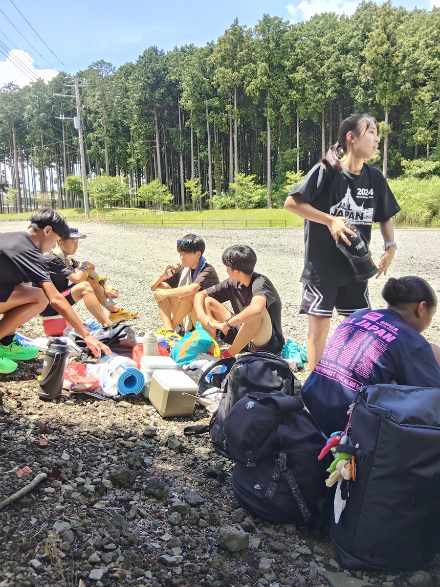 running_smash's tweet photo. SMASH夏の合同合宿🗻🏃
静岡県裾野市にて巡高地の恵まれた環境を活かした一泊二日の中学生合宿を開催��ました!!🌞

Rapport AC
元箱根ランナーの渡邊晶紀さんが指導🗻
富士市を中心に少数精鋭で一人一人に向き合った指導をされています😉
合宿中も一人一人に細かく声を掛けている姿が印象的でした✨(続 https://t.co/3pJ7siTNi2