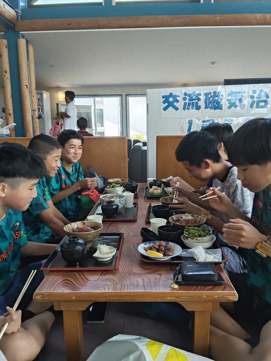 running_smash's tweet photo. SMASH夏の合同合宿🗻🏃
静岡県裾野市にて巡高地の恵まれた環境を活かした一泊二日の中学生合宿を開催��ました!!🌞

Rapport AC
元箱根ランナーの渡邊晶紀さんが指導🗻
富士市を中心に少数精鋭で一人一人に向き合った指導をされています😉
合宿中も一人一人に細かく声を掛けている姿が印象的でした✨(続 https://t.co/3pJ7siTNi2