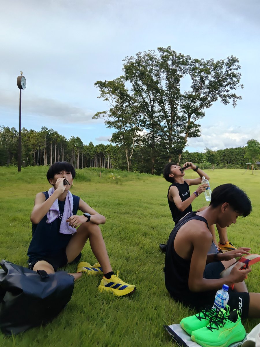 running_smash's tweet photo. で日本一になった経験を持つ中島怜利さん&amp;中島智美ムセンビさんが指導☝
ケニ���から持ち帰った独自のトレーニングメソッドで、疲労もある中で選手たちはしっかり走れていました🏃🏃💨

今回の合宿は走るだけでなく、食事・入浴・睡眠といったリカバリーについても指導😪
夏歩コーチによる学生向け(続 https://t.co/L8vXOB4dRx