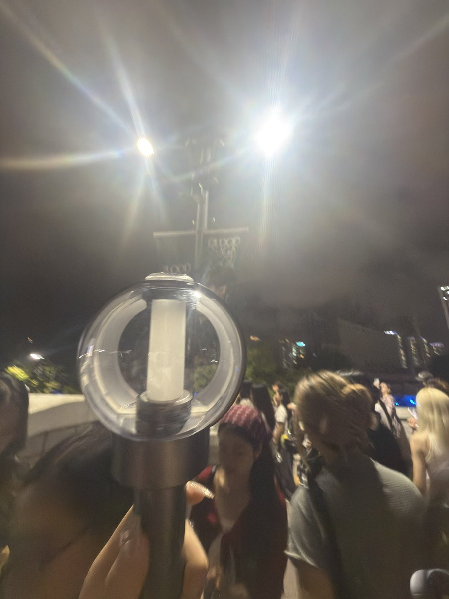 abxmoy's tweet photo. 난콘서트인증샷 얼굴안나오능거 저거밖에앙찍엇는데😁……..
트친소어뜨케올려 https://t.co/FXBIuqk9x1