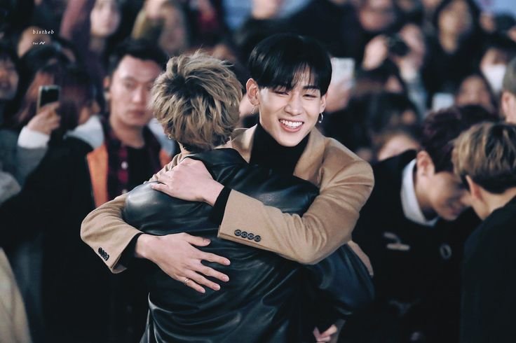 thrccracha's tweet photo. 20 years old chan getting hugged by the seniors and 9 years later he's busy hugging the juniors 🥹 he gives back the love he receives https://t.co/5TfumlN7Rf