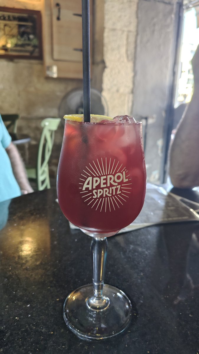 EMaritedek's tweet photo. 🍸Każin/Kinnie Spritz, versión maltesa en la q se sustituye  la soda por Kinnie, el famoso refresco agridulce de naranja amarga y hierbas aromáticas de Malta. Cóctel estrella para disfrutar en los każini (clubes sociales o de bandas musicales locales) de los pueblos de la isla. https://t.co/dKPOvJtfdB