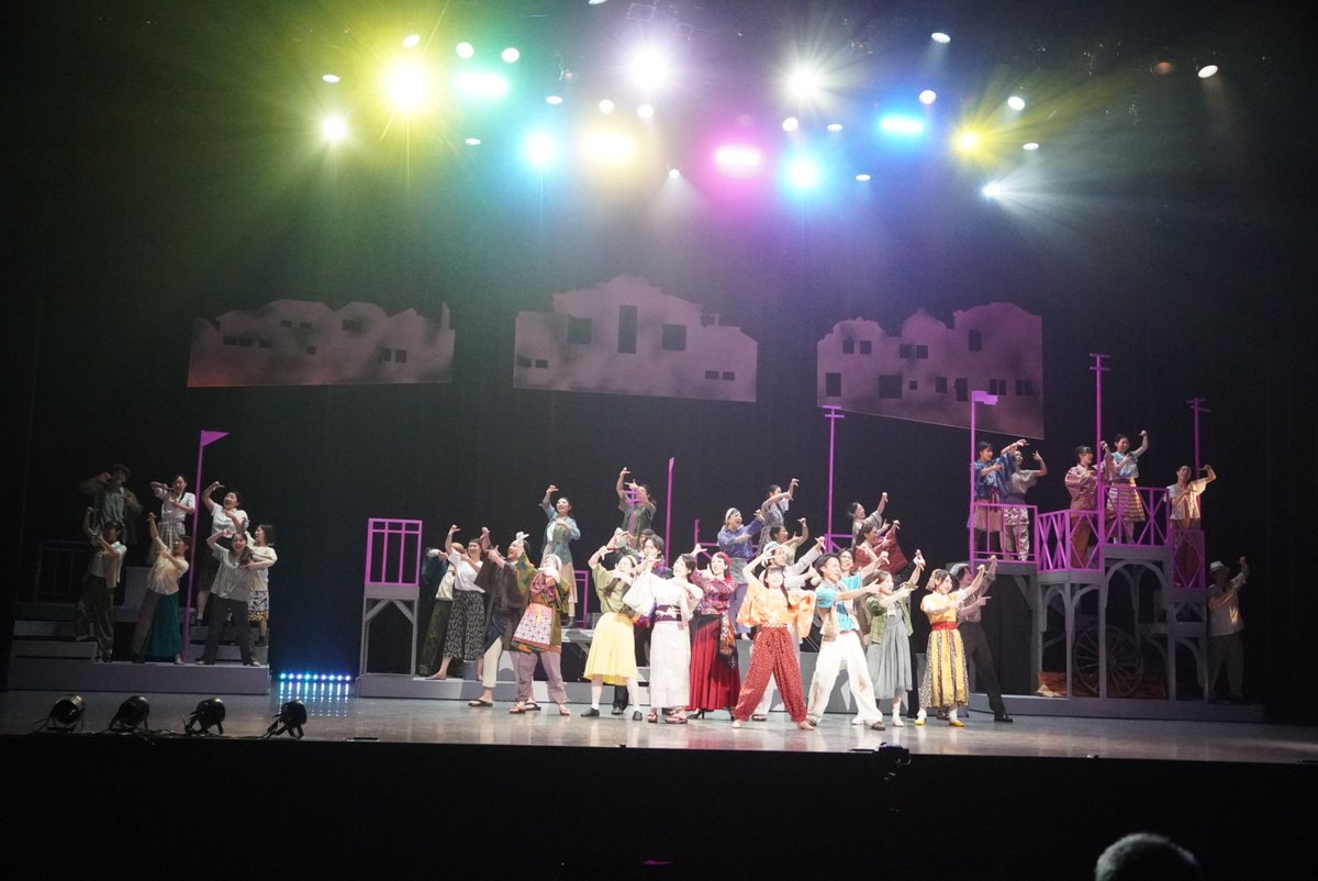 mittyokorin's tweet photo. #アッシュ　#AMミュージカル
皆さまの感情のこもった歌声やダンス、お芝居、生演奏の美しさや力強さにとても感動しました
戦後前向きに力強く生きてきてくださった先人のおかげで今があるのだと改めて実感して考えさせられたとても良いお話でした！！
(写真はプレミアム撮可/
白飛びだけど雰囲気で🥹) https://t.co/U2aNP7EY35