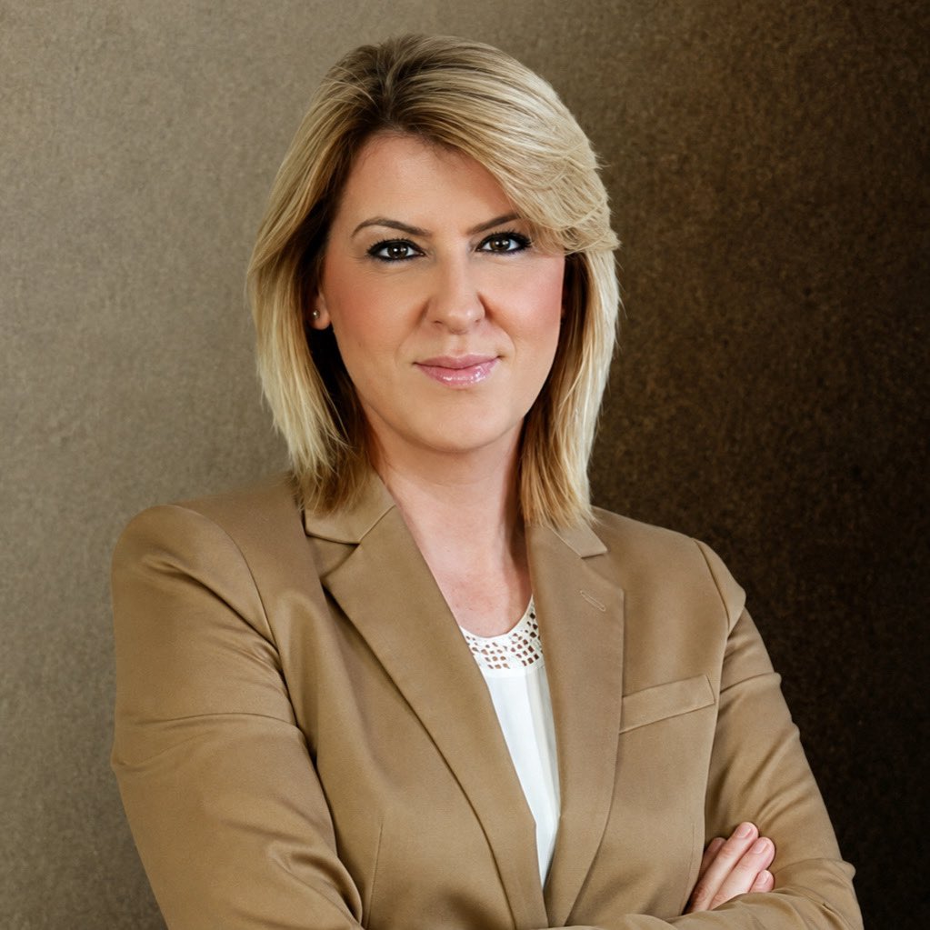 ajansmuhbir1923's tweet photo. AKP’li Sevda Türküsev: “Asansöre bindim. Yanında 4-5 yaşında bir çocuk ve yaşlı annesi olan hanımefendi tanga giymiş. 

Şimdi biri diyecek ki ‘bakmayın.’

Bir buçuk metrekarelik alanda gözümün içine kadının özel bölgeleri sokuluyor, nasıl görmeyeyim?” https://t.co/OP36kHUNEK