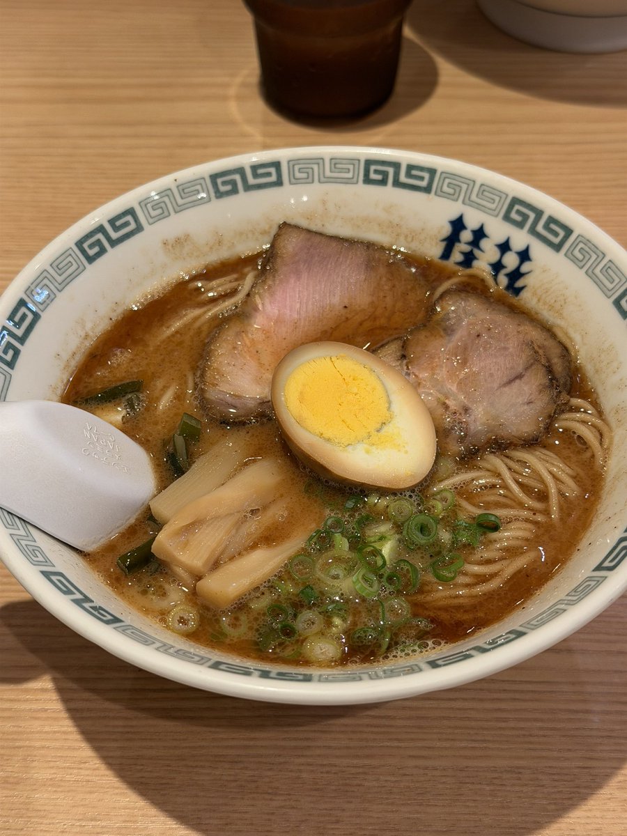 telly47's tweet photo. 夜の部トリはきく麿師匠
ラストは小林旭の「熱き心に」を熱唱
この時ばかりは写真OK
普段は館内撮影禁止の末広亭で初めてのシャッター

たっくさん笑ったあとは
��花でラーメン食べて熊本に思いを馳せる

良い日だ

#林家きく麿 https://t.co/Zip9bN5kRc