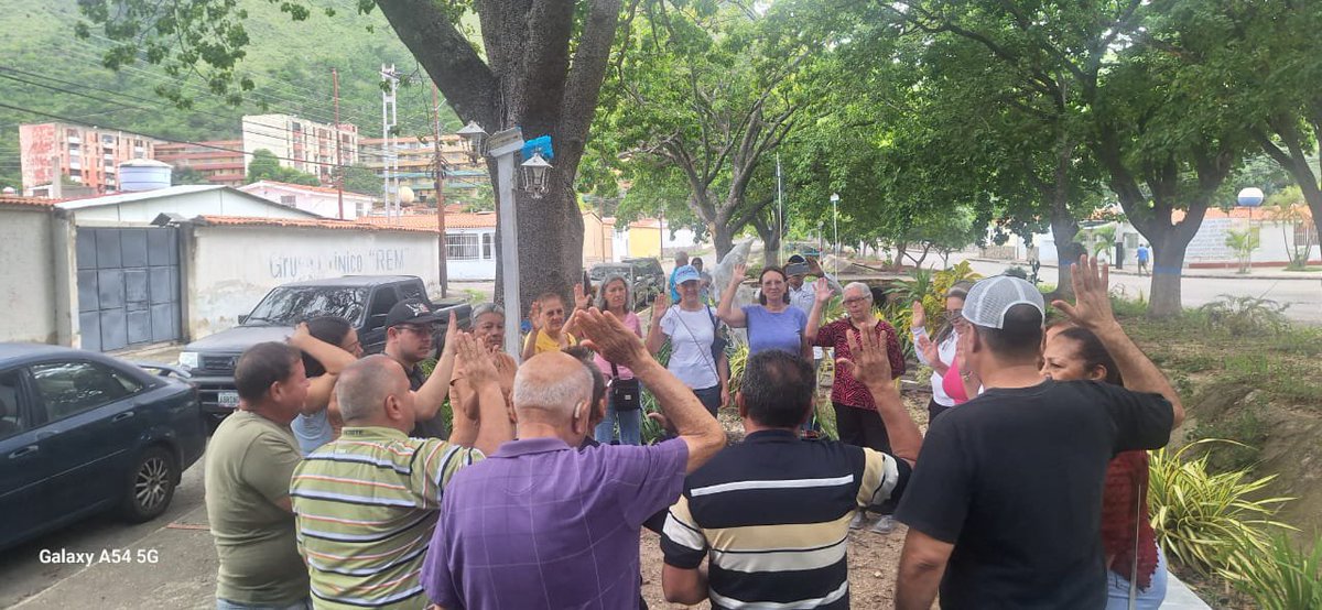 Robertob_ad's tweet photo. Juramentación de CAPS en el municipio Guacara, sector La Floresta junto a los compañeros directivos del CEM y el Sec. Samac @engelbertrivero https://t.co/C1STq877DS