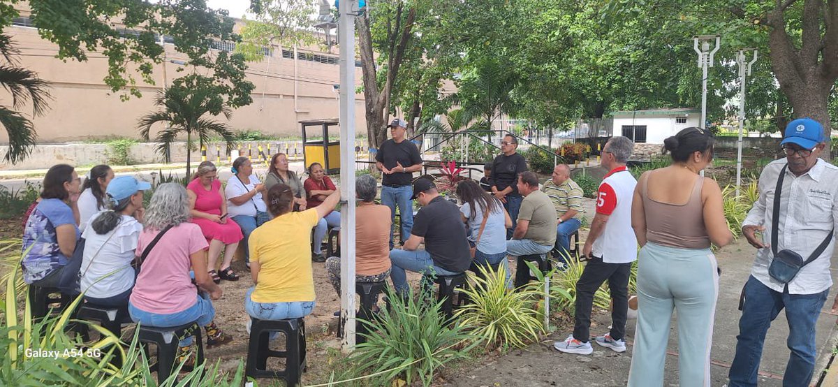 Robertob_ad's tweet photo. Juramentación de CAPS en el municipio Guacara, sector La Floresta junto a los compañeros directivos del CEM y el Sec. Samac @engelbertrivero https://t.co/C1STq877DS