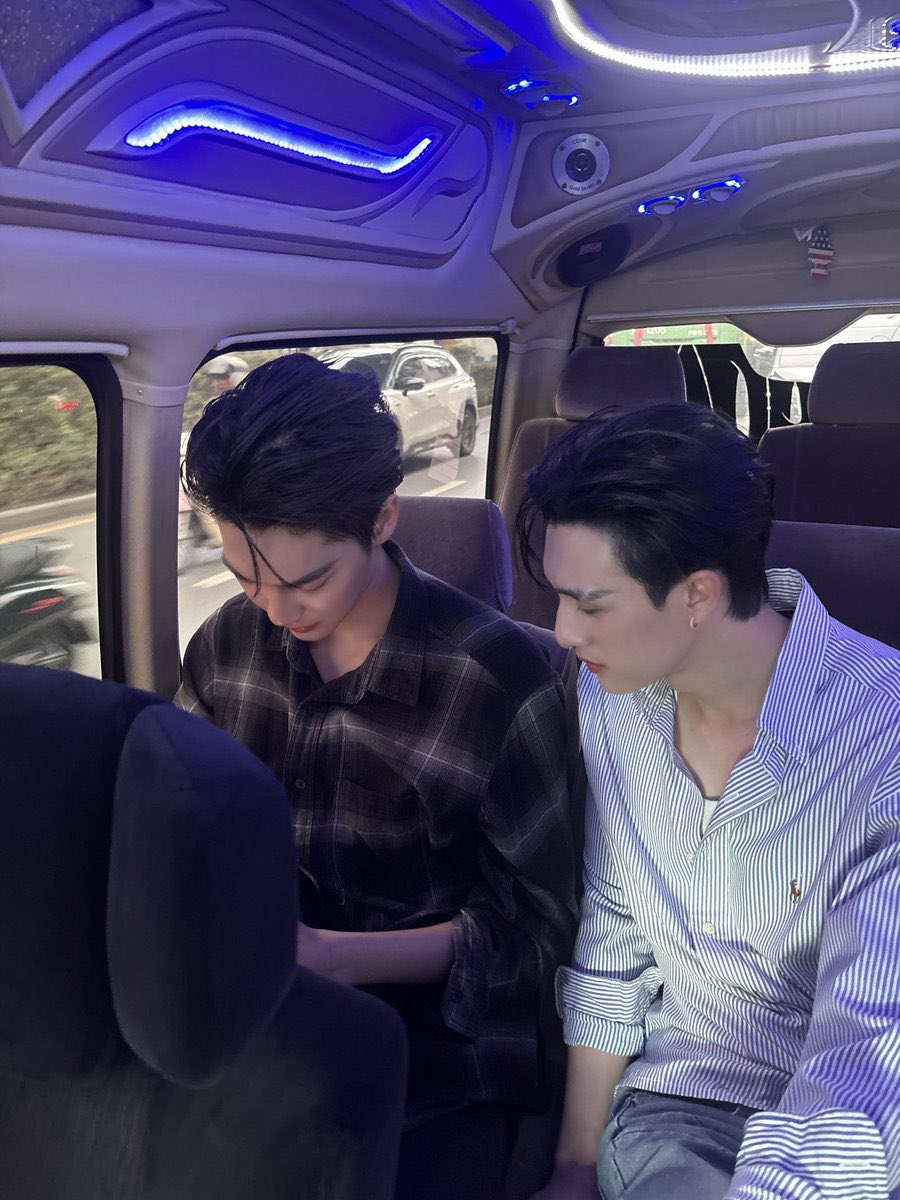 luvuna2004's tweet photo. แล้วเนเจ้อของดิวธีเป็นไรที่โคตรเขินอะ แค่มองตากัน แค่ยิ้มให้กัน ไม่ต้องชงหวานจนบาดคอ ไม่ต้องใกล้กันจบโอบก็ได้ ไม่ต้องพูดว่ารักถึงกันงี้ แค่เรียกไอ่ตี๋ กูก็ฟินได้เป็นเดือนละอะ เมื่อก่อนแค่วางรูปข้างกัน ลงสตอรี่พร้อมกัน แค่นี้กูก็ฟินละจริงๆ คสพ.ที่เรียลแบบเฮลตี้ กินแล้วไม่อ้วนจริงๆ https://t.co/lvgmz8rY1W