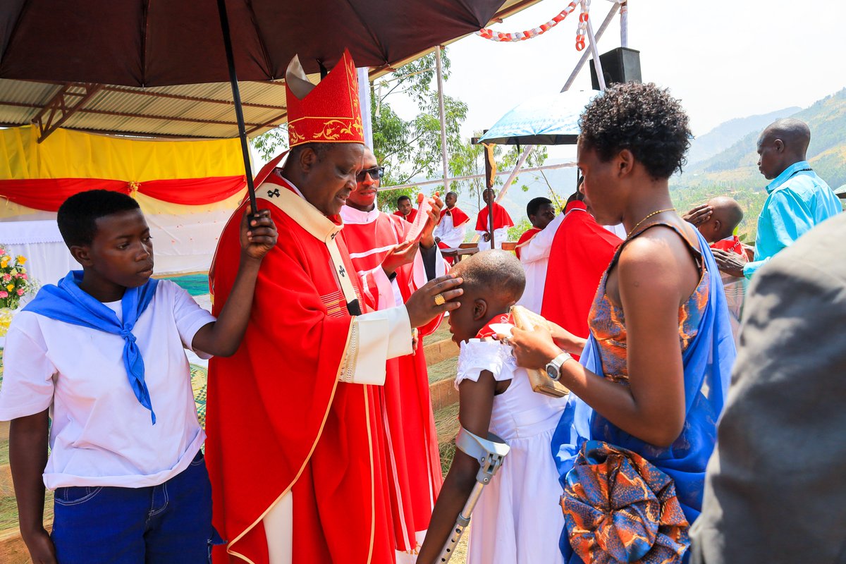 ArchKigali's tweet photo. Kuri iki cyumweru tariki ya 09/08/2026, Arkiyepiskopi wa KIGALI, Nyiricyubahiro Antoine Cardinal KAMBANDA, mu gitambo cy'Ukaristiya yahaturiye, yatanze Isakramentu ry'Ugukomezwa ku bana 220 bo muri Paruwasi ya MUNANIRA, ho muri #ArchKigali https://t.co/qHPhW2kNz0