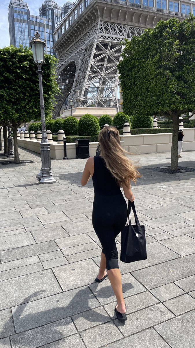 ymdpyq's tweet photo. 澳门巴黎人酒店铁塔下的白女很疯狂~

澳门🇲🇴巴黎人酒店门前的巴黎铁塔一直声名远扬，“巴黎铁塔下的爱情”不是白说的。

澳门休假期间，途径巴黎人酒店门前的巴黎铁塔，偶遇一位白人翘臀姑娘。

金色长发，紧身瑜伽裤，紧致翘臀，身高170，身材凹凸，性格开朗。

好啊，真好，随手拍摄下靓影。 https://t.co/lyLXDNwbq9