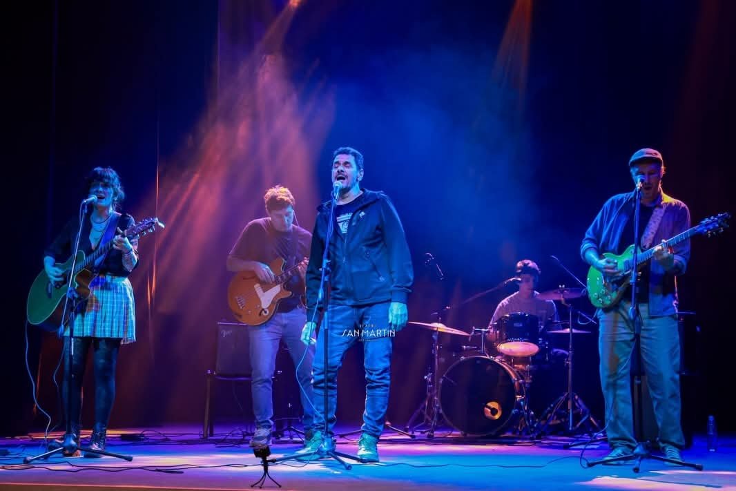 MuniPergamino's tweet photo. Un sábado mágico con dos funciones a sala llena. 

Un honor la presencia de Ricardo Mollo en la inauguración del teatro. Y también que hayan compartido unas canciones con 𝙲𝚘𝚗𝚗𝚒𝚎 𝙿𝚊𝚋𝚕𝚘 ♥️ https://t.co/qvcAIKGPpG
