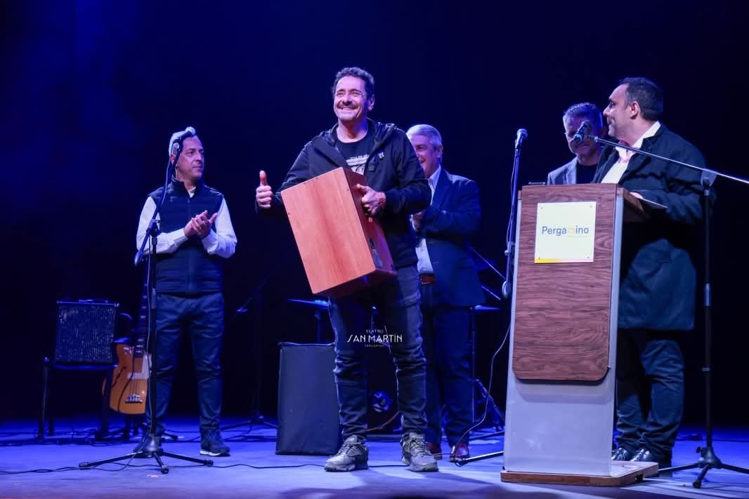 MuniPergamino's tweet photo. Un sábado mágico con dos funciones a sala llena. 

Un honor la presencia de Ricardo Mollo en la inauguración del teatro. Y también que hayan compartido unas canciones con 𝙲𝚘𝚗𝚗𝚒𝚎 𝙿𝚊𝚋𝚕𝚘 ♥️ https://t.co/qvcAIKGPpG