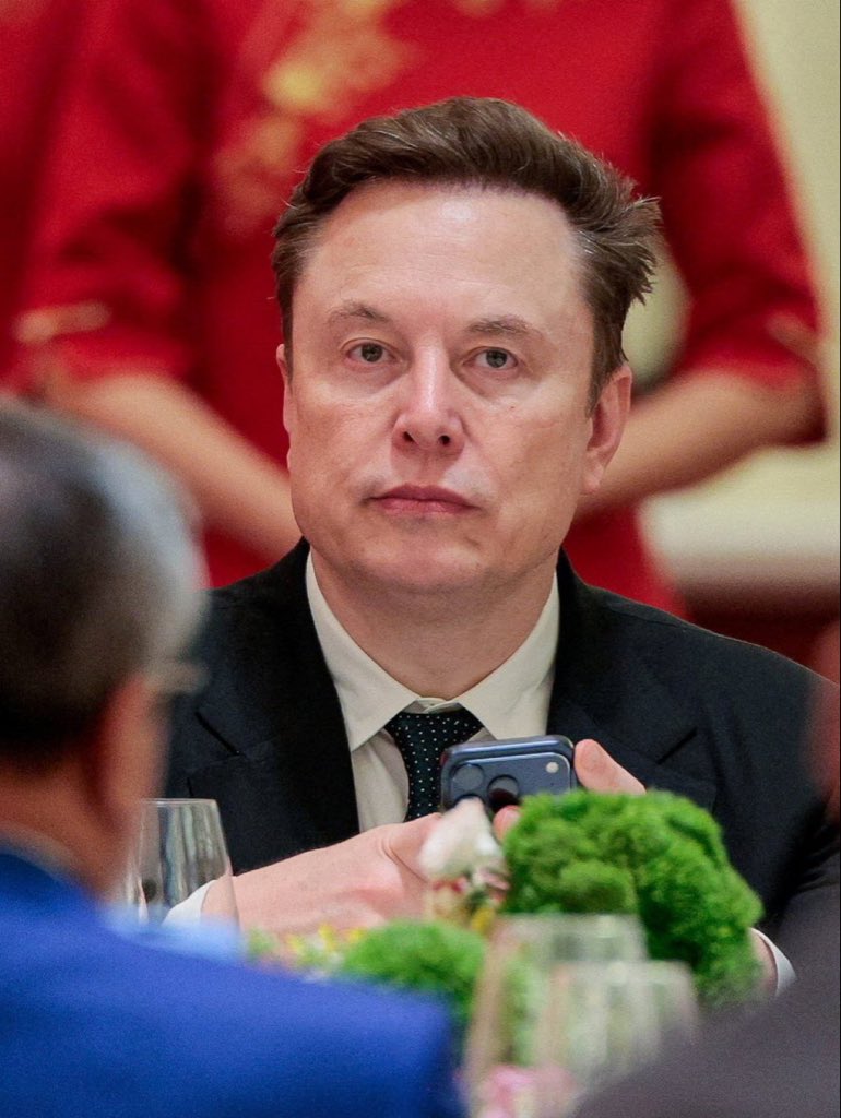 ReeveMusk1310's tweet photo. "It is possible for ordinary people to choose to be extraordinary.”
— Elon Musk 🚀

Elon Musk risked everything when nobody believed in him. What made him extraordinary?

A) Vision 👁️
B) Risk-taking 🔥
C) Hard work 💪
D) Persistence 🚀 https://t.co/F7vpOKefJ4