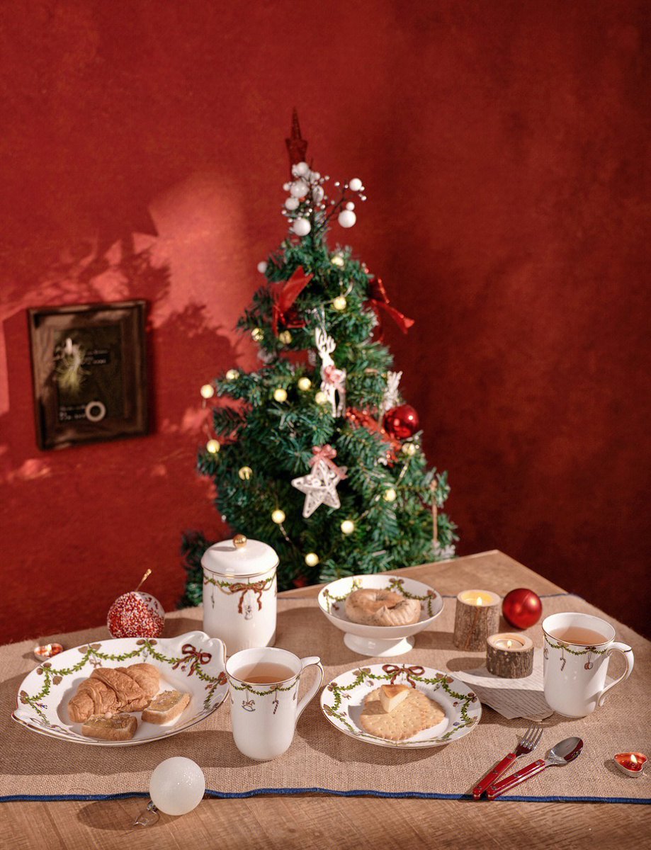 MartinaEmenfor's tweet photo. Festive Special Alert! Our Christmas Turkey Feast with all the trimmings is here—juicy turkey, roasted veggies, and spiced cranberry sauce, perfect for your holiday dinner! Order now and get a free mince pie!  #HolidayEats https://t.co/wSiSyAtWBe