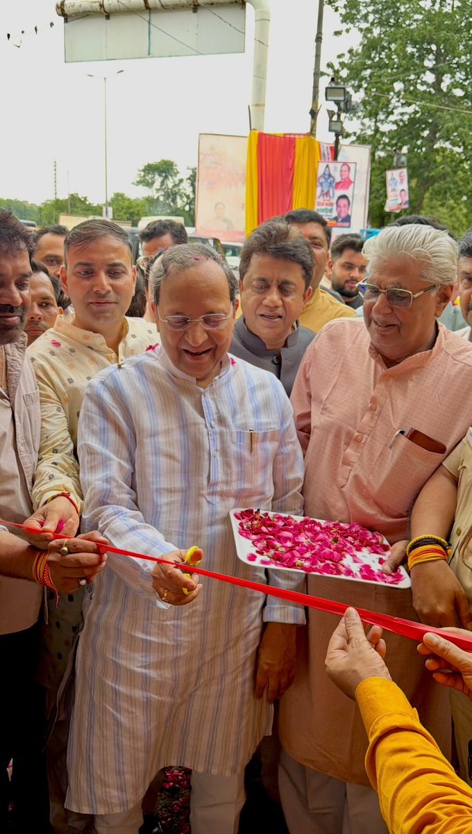 ArunSinghbjp's tweet photo. 🚩 हर हर महादेव! 🔱
आज दिल्ली के गाज़ीपुर में पवित्र कांवड़ यात्रा पर निकले शिवभक्त कांवड़ियों से भेंट कर उनका कुशलक्षेम जाना।
बाबा भोलेनाथ की भक्ति में लीन इन शिवभक्तों की श्रद्धा, आस्था, तपस्या और समर्पण को नमन करता हूँ।
महादेव से प्रार्थना है कि सभी कांवड़ियों की यात्रा सुरक्षित, सुखद एवं मंगलमय हो और बाबा भोलेनाथ की कृपा सभी पर सदैव बनी रहे।
बोल बम! 🚩

#KanwarYatra #HarHarMahadev
