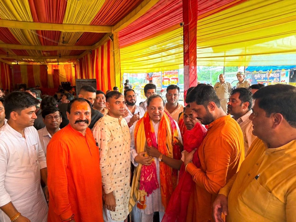 ArunSinghbjp's tweet photo. 🚩 हर हर महादेव! 🔱
आज दिल्ली के गाज़ीपुर में पवित्र कांवड़ यात्रा पर निकले शिवभक्त कांवड़ियों से भेंट कर उनका कुशलक्षेम जाना।
बाबा भोलेनाथ की भक्ति में लीन इन शिवभक्तों की श्रद्धा, आस्था, तपस्या और समर्पण को नमन करता हूँ।
महादेव से प्रार्थना है कि सभी कांवड़ियों की यात्रा सुरक्षित, सुखद एवं मंगलमय हो और बाबा भोलेनाथ की कृपा सभी पर सदैव बनी रहे।
बोल बम! 🚩

#KanwarYatra #HarHarMahadev