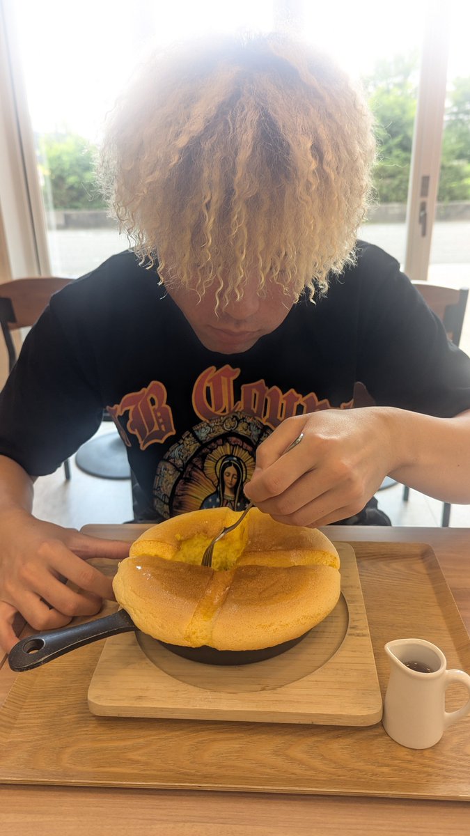 hiryi0714's tweet photo. ぐりとぐらみたいなパンケーキ🥞
ふっわふわだった🤭

＃ぐりとぐら
＃パンケーキ https://t.co/DRKFqpjATA