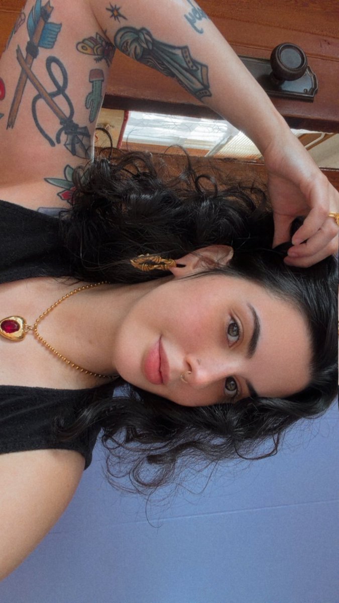 lovelikelilaa's tweet photo. The fit is vintage, love. https://t.co/I3WfDxYO2R