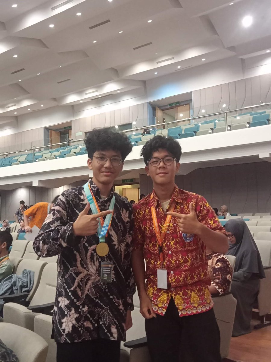 skieshofy's tweet photo. Dari yg awalnya ketemu di lomba yg sama pas SMA sekarang dipertemukan lagi di COC dan jadi temen deket, bahkan ke elim pun barengan 🥺

Langgeng terus pertemanannya jordan &amp; kemal 🤍
#jordies #kemal https://t.co/saZTMjJTsq