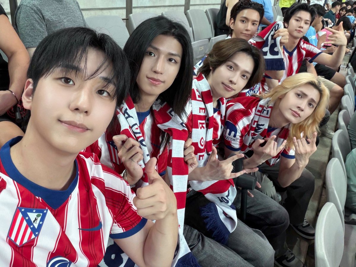 heycaptainss's tweet photo. lucu bgt deh xh hari ini beneran cakep, dandan proper kaya mau foto kelas di jonas meanwhile svt abang2 baru beres futsal lanjut nongkrong nunggu abang nasgor lewat https://t.co/F39vESpXyN