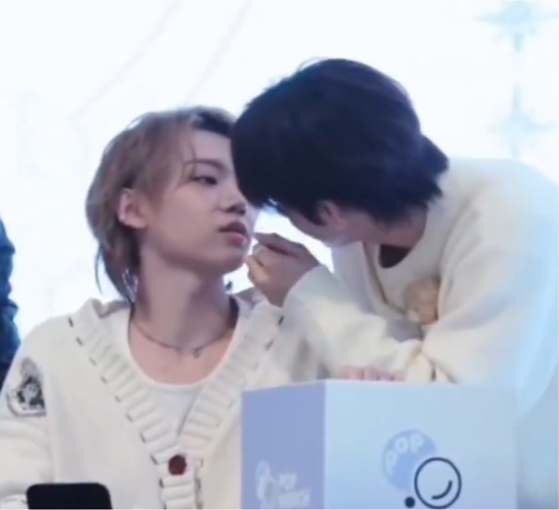 astroreacts's tweet photo. whatever man, just kiss already https://t.co/yKUDWZD7Gb