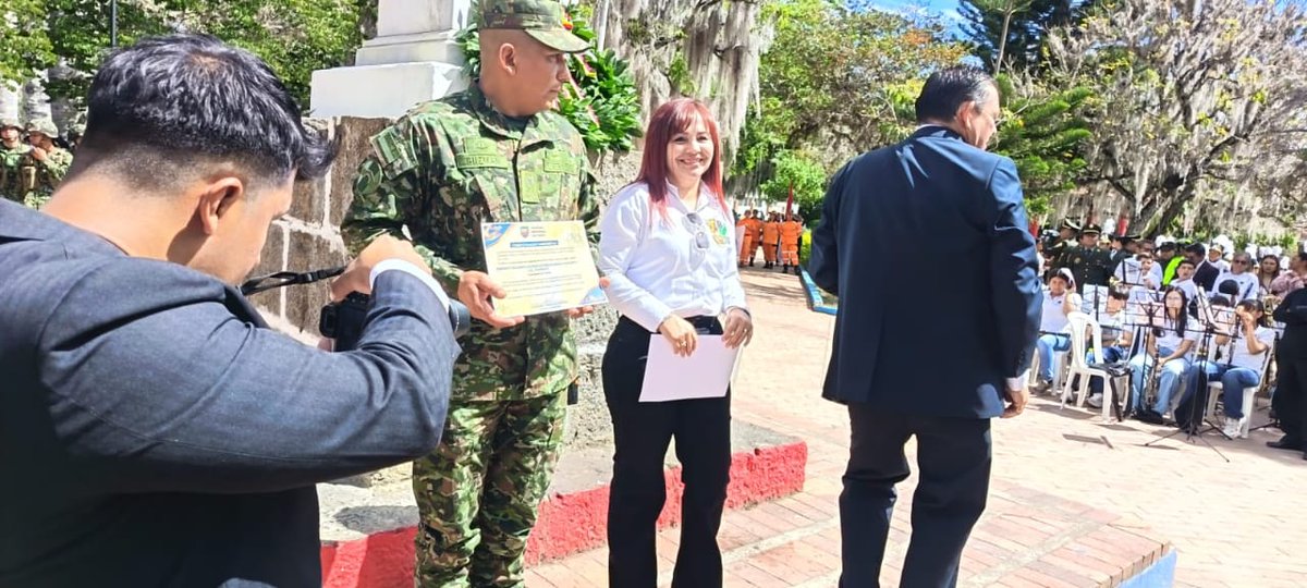 Ejercito_Div5's tweet photo. En #Soatá, #Boyacá, el Batallón de Alta Montaña N.° 2 General Santos Gutiérrez Prieto de la #PrimeraBrigada, en coordinación con  la Alcaldía Municipal, participó en un desfile  en conmeraci de la Batalla de Boyacá 

Una jornada para fortalecer los valores patrios, el respeto por nuestros símbolos nacionales y mantener viva la memoria histórica.
#PatriaHonorLealtad