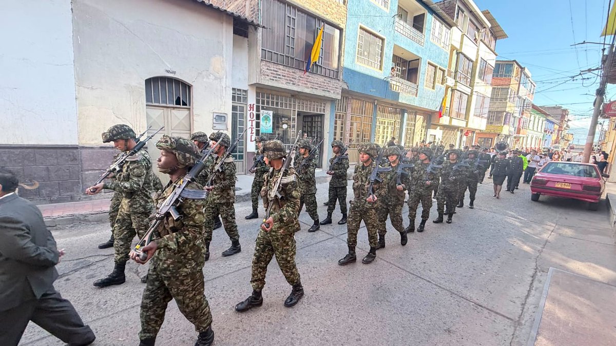 Ejercito_Div5's tweet photo. En #Soatá, #Boyacá, el Batallón de Alta Montaña N.° 2 General Santos Gutiérrez Prieto de la #PrimeraBrigada, en coordinación con  la Alcaldía Municipal, participó en un desfile  en conmeraci de la Batalla de Boyacá 

Una jornada para fortalecer los valores patrios, el respeto por nuestros símbolos nacionales y mantener viva la memoria histórica.
#PatriaHonorLealtad