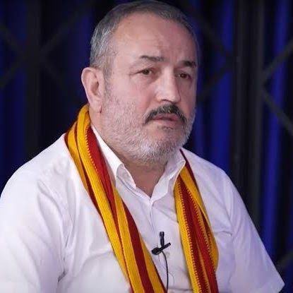 ajansfenercom's tweet photo. Şamil Tayyar: “Sabahattin Şirin hakkında kısa bir tarama yapınca görüyorsunuz.

Galatasaray’ın Ali Sami Yen’de Beşiktaş’a 1-0 yenildiği maçtan sonra 14 Aralık 1991 günü Beşiktaşlı Mühendis Oktay Akdemir’in öldürülmesi olayına karışmış Muzaffer Şirin.

Tutuklanmış.

Dava sonucunu bilmiyorum ama ismini de muhtemelen bu davadan sonra değiştirmiş.

Faili meçhul dosyaları yeniden açan Adalet Bakanlığı, bu vesileyle bu ölümlü vakaya yeniden el atabilir.”