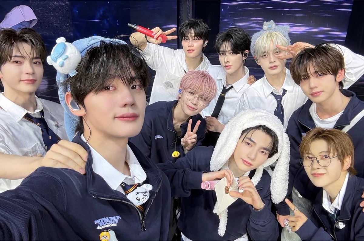 ra_illc's tweet photo. 9人のゼベワンが最後の日に撮った集合写真と何も変わらなくて😭😭😭😭みんなでかいのに、ちっちゃくなってスマホの画面に入ろうとしてるの😭泣いちゃう https://t.co/9mPa5IEDuo
