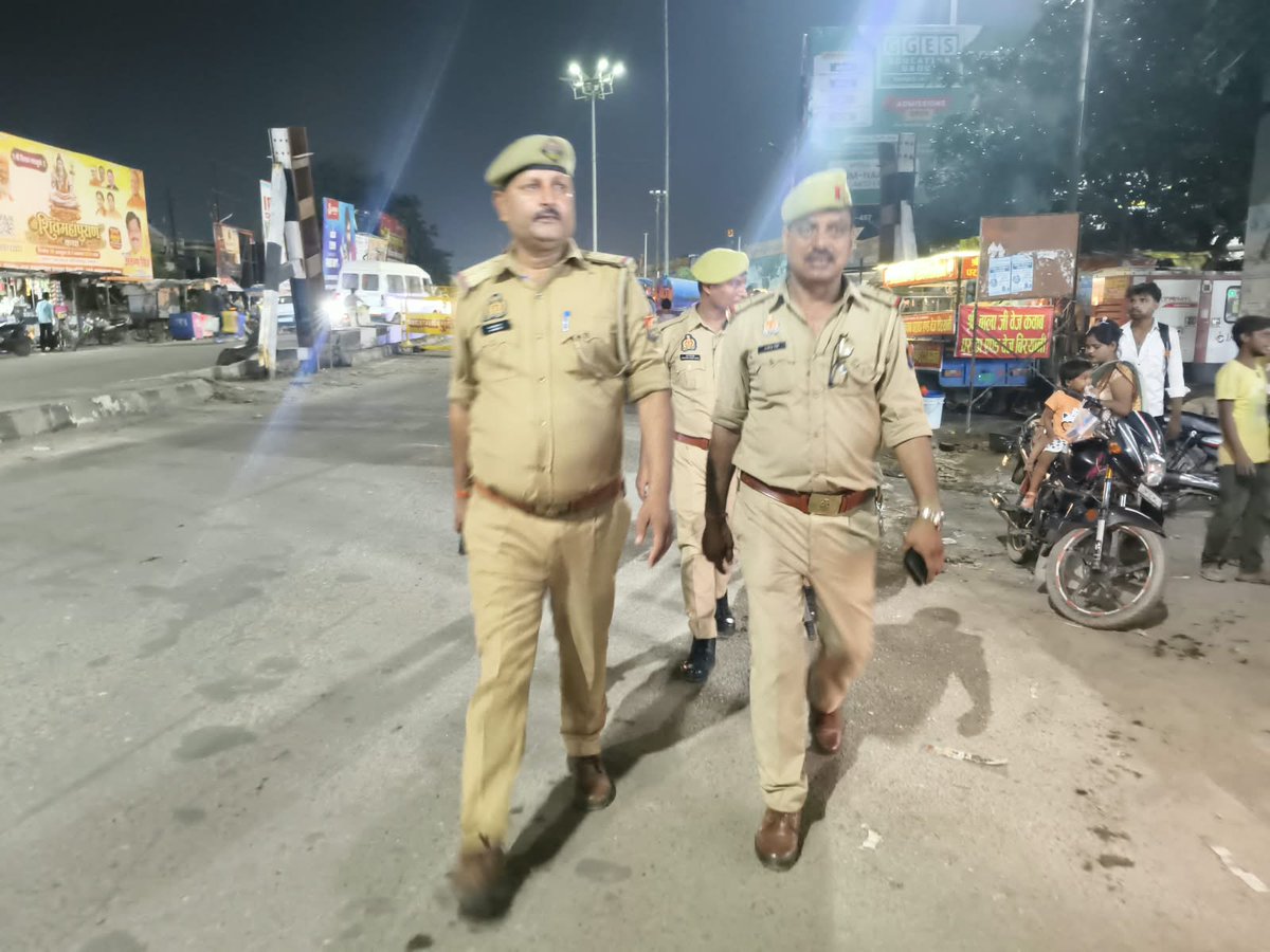 unnaopolice's tweet photo. जनपद में सुरक्षा एवं शांति व्यवस्था को अक्षुण्य बनाये रखने हेतु आज दिनांक 09.08.2026 को थाना दही पुलिस द्वारा थाना क्षेत्र में पैदल गस्त की गयी। #UnnaoPolice #UPPolice
@Igrangelucknow https://t.co/N5PiUWXKPe