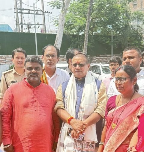 Shankar_Yadavji's tweet photo. समस्तीपुर में बिहार सरकार के माननीय पथ निर्माण मंत्री श्री कुमार शैलेंद्र जी के समस्तीपुर आगमन पर आत्मीय स्वागत एवं अभिनंदन करने का सौभाग्य प्राप्त हुआ। 🙏
माननीय मंत्री जी के सफल एवं सार्थक कार्यकाल के लिए हार्दिक शुभकामनाएँ। 💐
@Ershailendrabjp

#Samastipur #Bihar #PathNirman https://t.co/KsO3XowVeQ