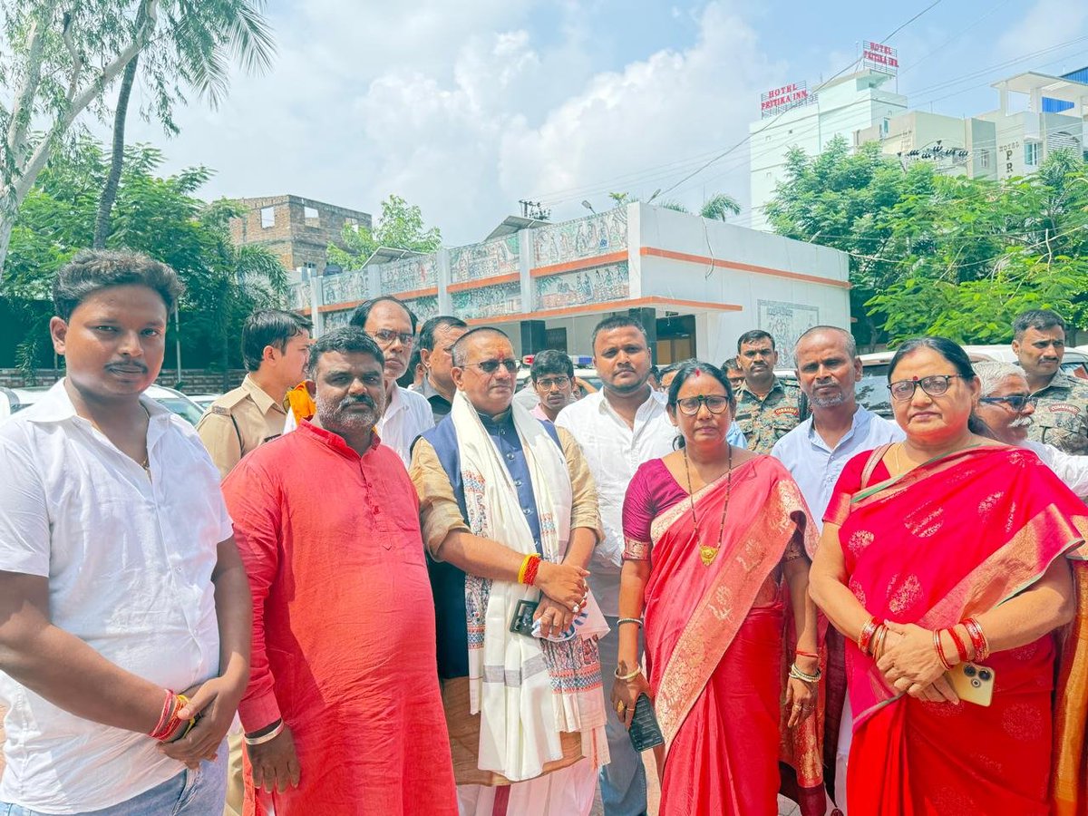 Shankar_Yadavji's tweet photo. समस्तीपुर में बिहार सरकार के माननीय पथ निर्माण मंत्री श्री कुमार शैलेंद्र जी के समस्तीपुर आगमन पर आत्मीय स्वागत एवं अभिनंदन करने का सौभाग्य प्राप्त हुआ। 🙏
माननीय मंत्री जी के सफल एवं सार्थक कार्यकाल के लिए हार्दिक शुभकामनाएँ। 💐
@Ershailendrabjp

#Samastipur #Bihar #PathNirman https://t.co/KsO3XowVeQ