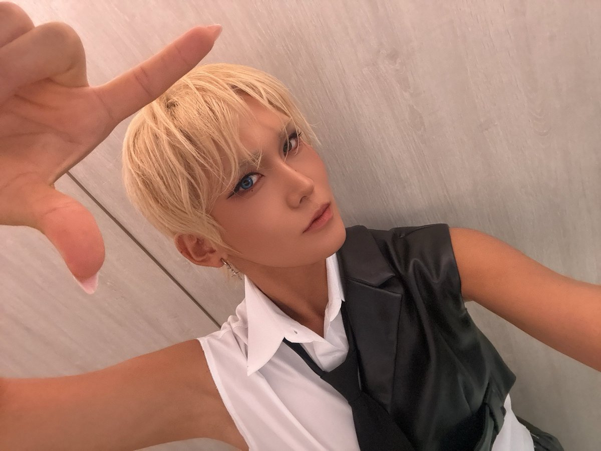 xlovarchive's tweet photo. 🐒 hyun on 🫧 (090826) 16h44

aaaaaaiiiiiiiii~~~~~~~~~~~~
i came to drop by some cool and nice aegyo,
why?
because if we all spend sunday together in an adorable and cute way, we'll feel good, you know~~~~ 😉
you're lovely from head to toe again today~~~~~~~
i also praised myself a lot today, saying i seem a little lovely too,
and i even gave myself a butt pat,
so then, i'll go and do today's performance safely~ hey,,,, i miss you already…. whew,,,
but why does it feel like it's been so long since i've been on stage?
my heart is racing for the first time in a while,
and it's beating fast.
anyway, let's go let's go let's go let's go let's gooooooo

*photos*
heyyyyyyyyyyyyyyyyyyyyy
hey you~~~~~~~~
i'm sharing today's memories with you~
ㅋㅋㅋㅋㅋㅋㅋㅋㅋㅋㅋㅋ
the ending ment was amazing
full of charm
so, people who need to eat, eat. people who need to sleep, sleep. people who want to have some fun, have some fun. if you have something to do, just focus on it and do it, got it? i'm overdoing it.
thank you for being with me again today
🫶

— what if i don't wanna do anything...
🐒 then just rest. if you don't want to do it, it's better not to

— what if what i want is to be with jinhyung?? 🤭🤭
🐒 come here

— jinhyung, give me pretty boy tip number 1
🐒 walking proudly anywhere~ 🚶

— our warm sunlight hyun, what did you eat in hong kong?
🐒 evols' lauv~~ happiness~~~~ energy~~~~
