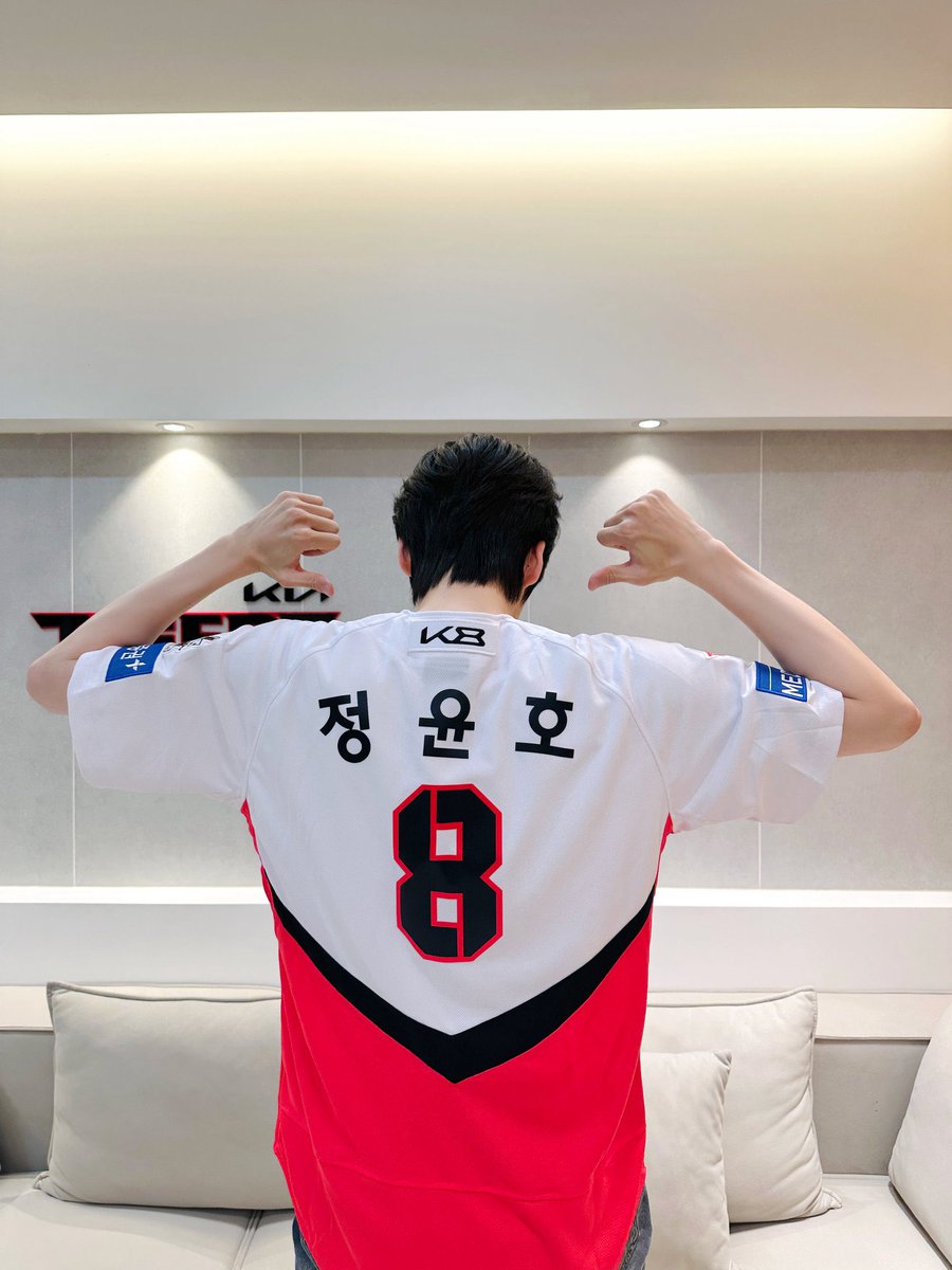 dn_1722's tweet photo. 나 진짜 시구 시축 갈 때마다 등번호 8인 거 좋아죽겠네 하ㅠㅠ https://t.co/NM9qjjZibs