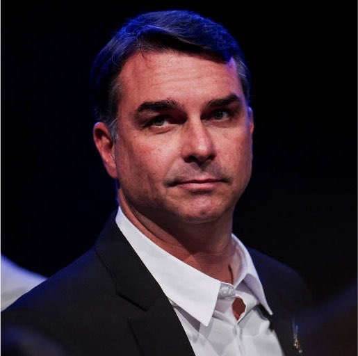 Delateinews's tweet photo. ⚠️URGENTE: Flávio pede que Ana Campagnolo grave vídeo apoiando Carlos Bolsonaro ao Senado por SC. Caso não seja possível, pede que ela pare de usar sua imagem e a de Jair Bolsonaro https://t.co/z02qMyvpyH