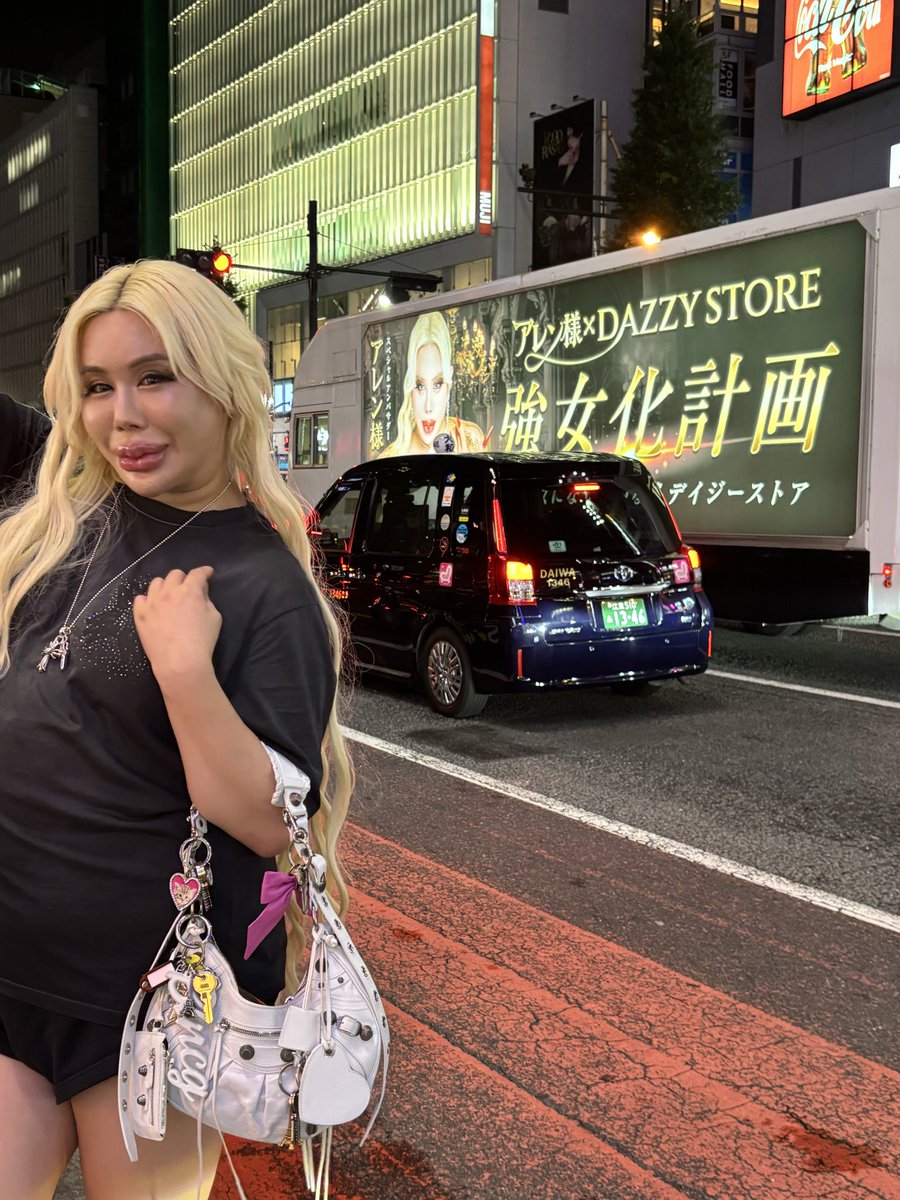 Allen_Japan_No1's tweet photo. 💎アレン様🌹×DAZZY STORE✨💎

ヮタクシ💋✨が現在、
イメージ・ｧｱﾝｯ❤️婆サダーを務めてｳｫﾘます、

DAZZY💎のアドトラック🚚が、

都心🗼を毎日‼️

走行しま🌰ｧｹﾞてｳｫﾘます❤️✨❤️✨❤️

朝から晩までジュクシンからブシヤ、

更には‼️

ドゥサンオモテから、
ブクロ池まで走ｯてぃる可能性さぇ❗️❗️❗️

ヮタクシ🌹✨こなぃだ、
自動モードで動くぉ乗り物🚗

ぃゎゅる【ぉ車🚙】にて、

ブシヤへ向けてトロつきｧｹﾞてた所（ｼﾞｮｰｼﾞ）

目の前をヮタクシ🌹✨のトラックが走ｯTel☎️
でゎぁりませんか❗️❗️❗️

これはしばらくブシヤを回るに違ぃなぃ‼️

そｩｯ思ぃ、
ブシヤ・ロードで動画を準備して待ち構えて炎天下の中1人で、

1時間待機したにも関ゎらず、
一切、来ませんでしたょ。

ィラｯ㌧　きましたょ。

【※誠に 困ったものだょ（笑）】

#アレン様
#dazzyアンバサダー 
#dazzyドレス