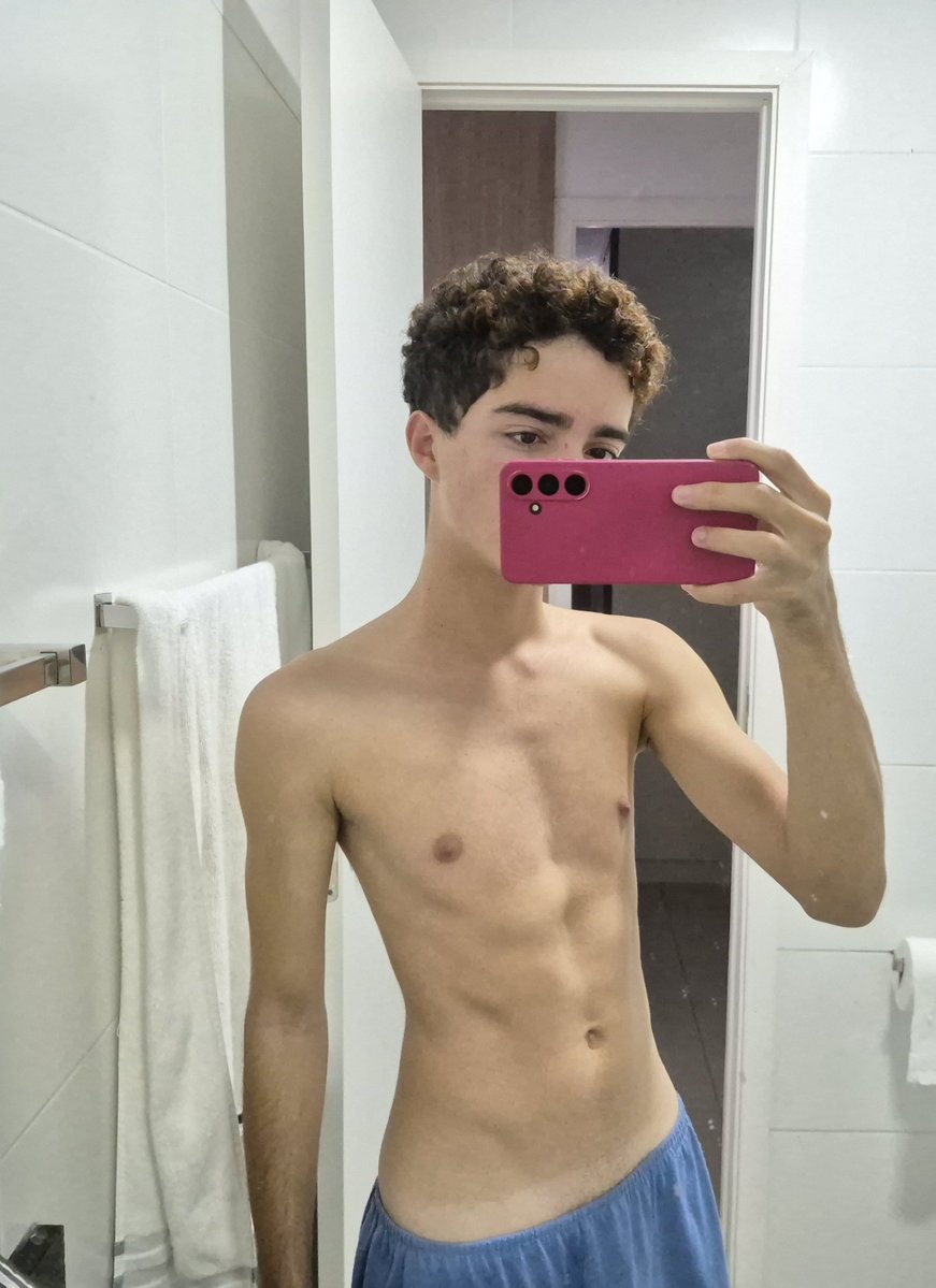 0Yveesx's tweet photo. feliz dia dos pais ne https://t.co/lTQ0gxFLXJ