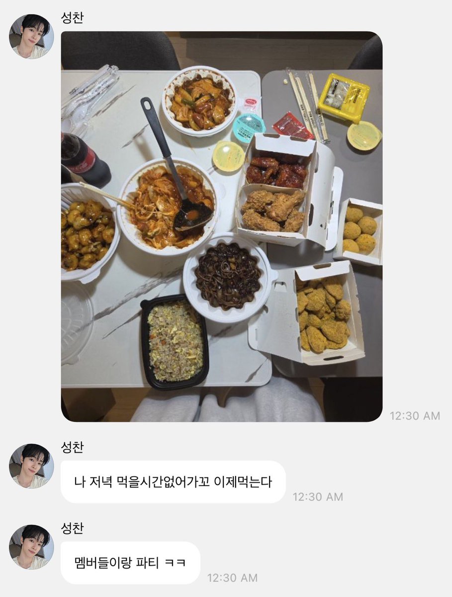 yaaa_mii's tweet photo. 라이즈 다같이 배달시킬때마다
여고생 걸나푸드로 가득차는 거 왤케 웃김
엽떡 뿌링클 치즈볼 양반후반 짜장면 등등 ㅜㅜ https://t.co/V0SnypJpoO